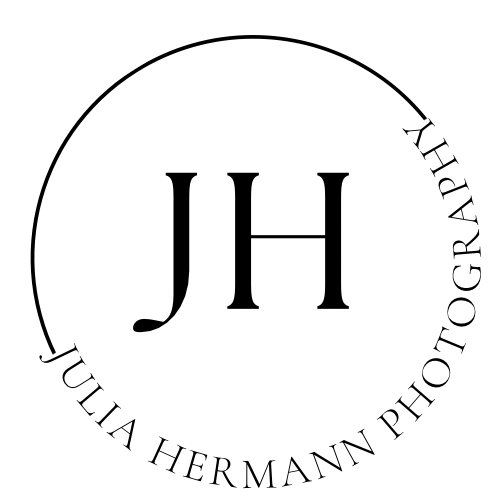 Eine schwarzweiße optische Täuschung mit dem Wort HILFE, das in einem labyrinthartigen Muster versteckt ist. Der Text besteht aus einer Reihe sich kreuzender Linien und Formen und fordert den Betrachter heraus, das Wort im Design zu finden.
