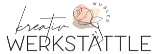 Logo mit stilisiertem, kursivem Text „kreativ“ mit einer Rosenillustration darüber, gefolgt vom fettgedruckten Text „WERKSTÄTTE“ in Großbuchstaben. Der Name KUPLER wölbt sich über der Rose.