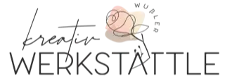 Logo mit stilisiertem, kursivem Text „kreativ“ mit einer Rosenillustration darüber, gefolgt vom fettgedruckten Text „WERKSTÄTTE“ in Großbuchstaben. Der Name KUPLER wölbt sich über der Rose.