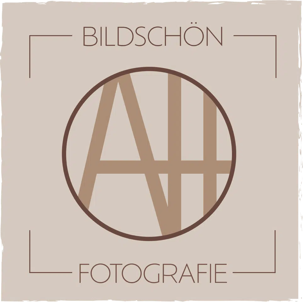 Logo auf beigem Hintergrund mit dem Text „BILDSCHÖN“ oben und „FOTOGRAFIE“ unten, der einen Kreis umrahmt, in dem sich die stilisierten, überlappenden Buchstaben A und H in Braun befinden.