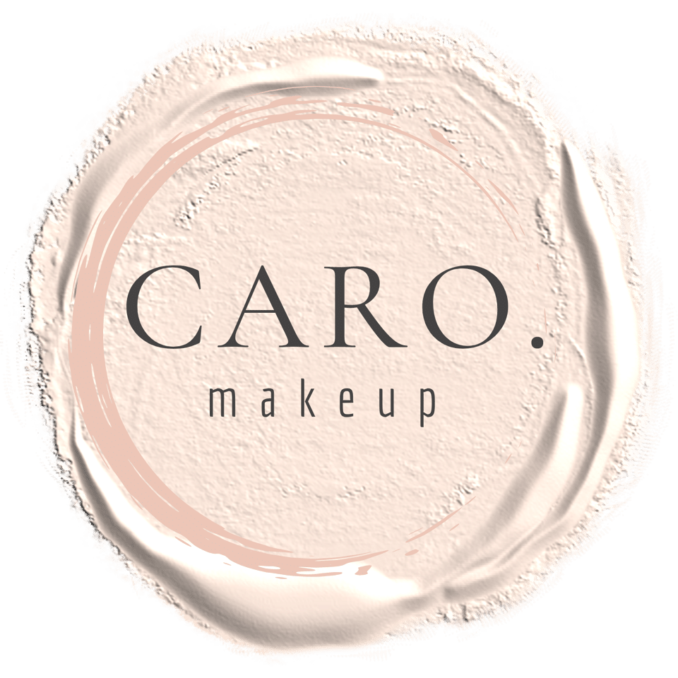 Ein rundes Make-up-Logo mit strukturiertem, hellbeigem Hintergrund. Der Text lautet CARO. Makeup in eleganten Groß- und Kleinbuchstaben. Ein dezenter, blassrosa Kreis umrandet den Text.