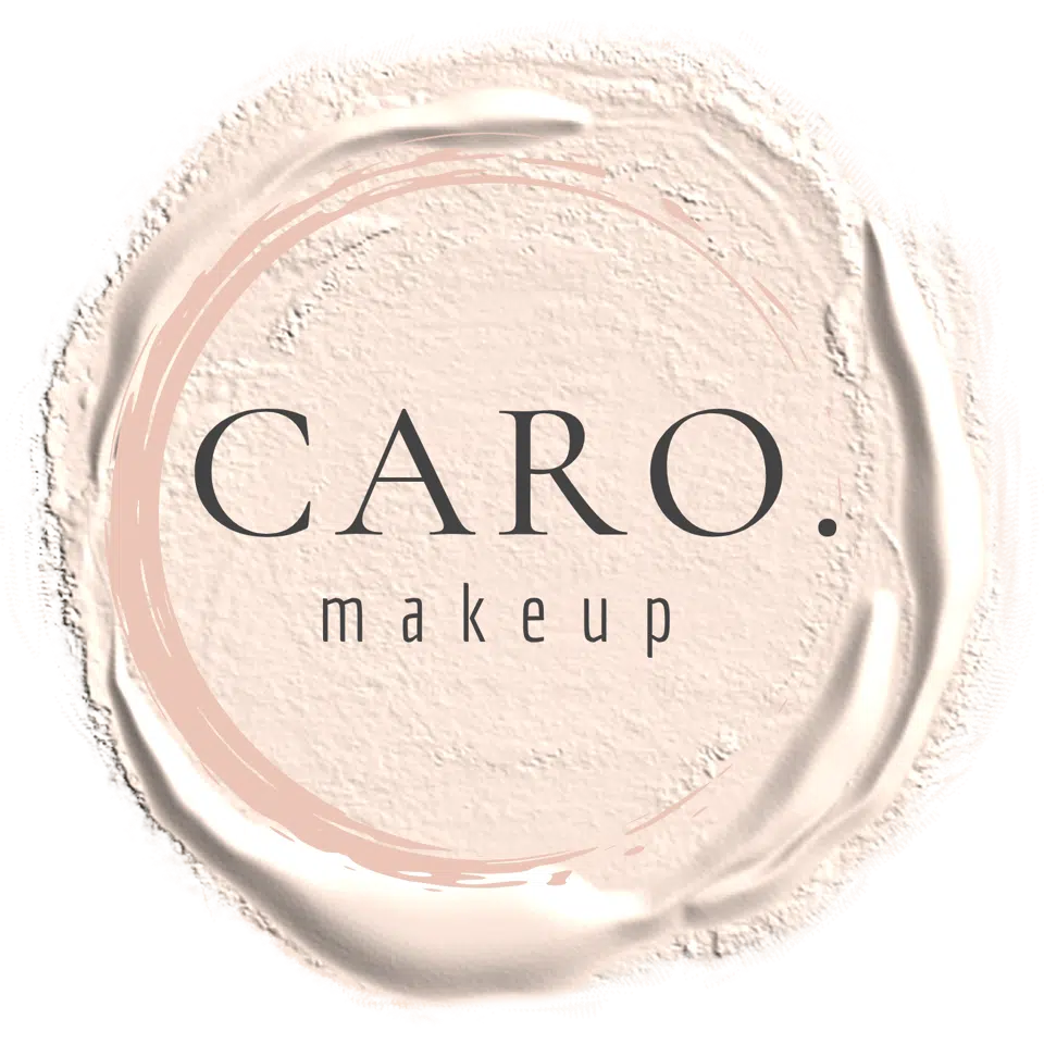 Ein rundes Make-up-Logo mit strukturiertem, hellbeigem Hintergrund. Der Text lautet CARO. Makeup in eleganten Groß- und Kleinbuchstaben. Ein dezenter, blassrosa Kreis umrandet den Text.