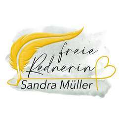 Logo mit einer gelben Feder und dem Text „Freie Rednerin Sandra Müller“ in Schreibschrift. In das Design ist eine Herzform mit einem Aquarellhintergrund integriert.