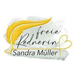 Logo mit einer gelben Feder und dem Text „Freie Rednerin Sandra Müller“ in Schreibschrift. In das Design ist eine Herzform mit einem Aquarellhintergrund integriert.